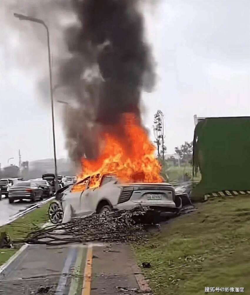 電動車燃爆起火！女駕駛「打不開車門」不幸喪命，身分被挖出「是漂亮大咖」 #原是人生勝利組