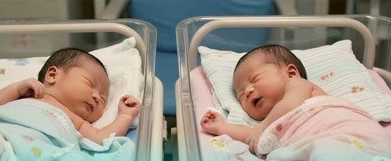 臺中兩名男嬰出生時在醫院抱錯，五年後發現端倪，含淚換子後雙方父母傻眼了...