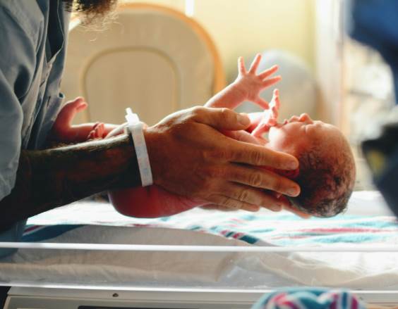 臺中兩名男嬰出生時在醫院抱錯，五年後發現端倪，含淚換子後雙方父母傻眼了...