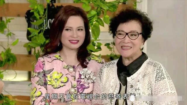 她是TVB御用管家，母親是三姨太，人生經歷坎坷，兒女雙全沒再婚
