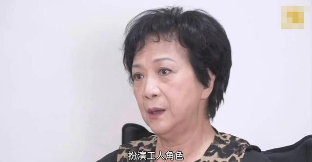 她是TVB御用管家，母親是三姨太，人生經歷坎坷，兒女雙全沒再婚