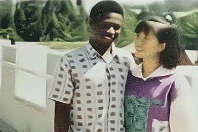 高校才女不顧父母反對「執意遠嫁非洲小伙」，27年後校友再見她差點認不出，現狀令人感慨