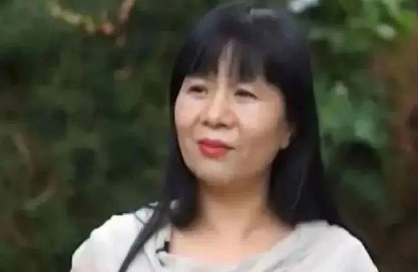 高校才女不顧父母反對「執意遠嫁非洲小伙」，27年後校友再見她差點認不出，現狀令人感慨