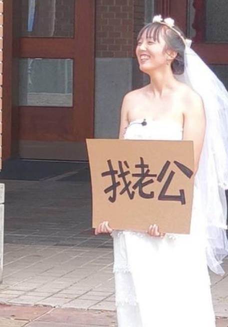 我想留在台灣！24歲中國正妹「穿白紗台大舉牌徵婚」引路人圍觀，網贊：勇氣可嘉！