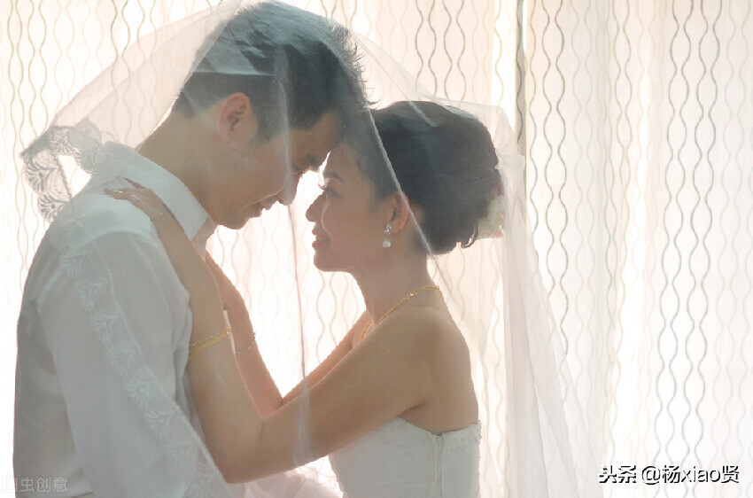 前陣子與男友決定結婚，便找餐廳讓雙方家長見面。當天準婆婆「夾了三次魚」媽媽卻突然臉色大變，把我拉到一旁說：「這種家庭不能嫁」