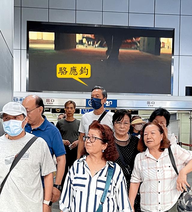 71歲知名港星現身深圳過關！身材挺拔吊打中年男，眼神凌厲霸氣