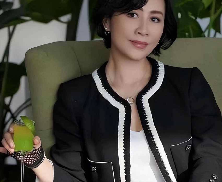 劉嘉玲徹底崩潰！結婚17年無子真相大白，網友：難怪梁朝偉非她不娶