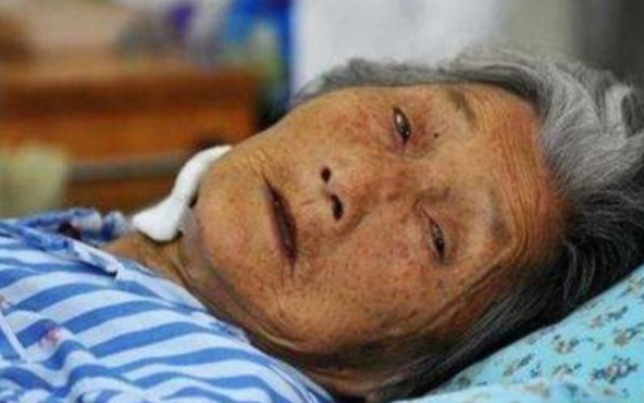 為什麼很多老人去世前,嘴裡都會說「胡話」?專家:那可不是胡話