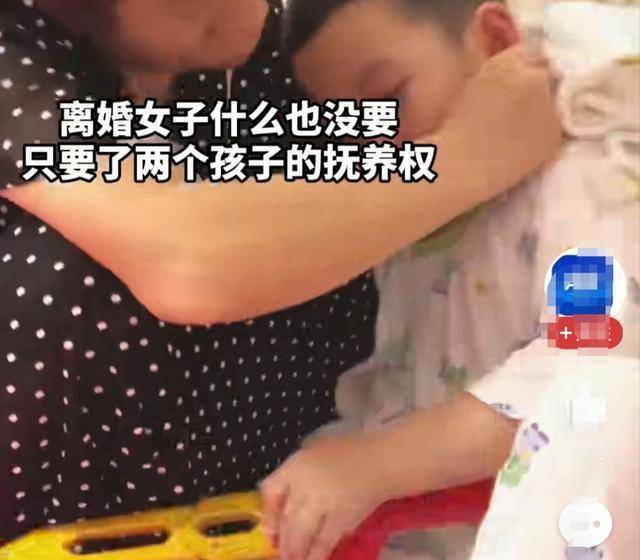 夫妻辦完離婚男子回家收拾東西，不顧兒子哭鬧無情離開，下幕心酸