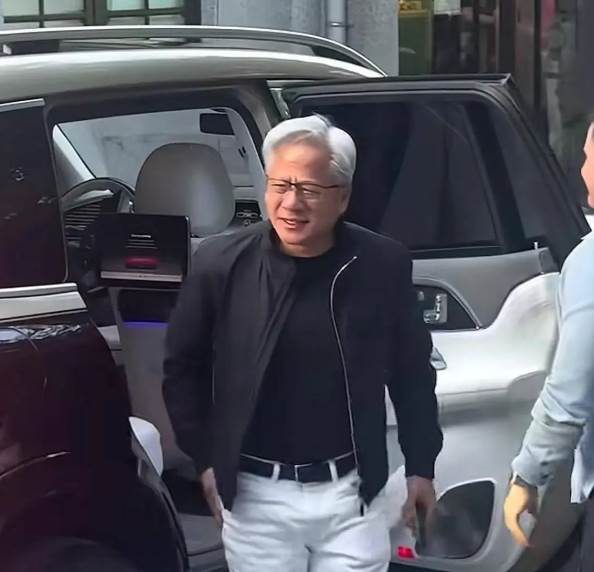 從不用弟弟名氣撈一分錢！黃仁勳親哥在臺北低調度日，看懂了黃仁勳與哥哥的相處細節，才明白什麼是真正的中式親情！
