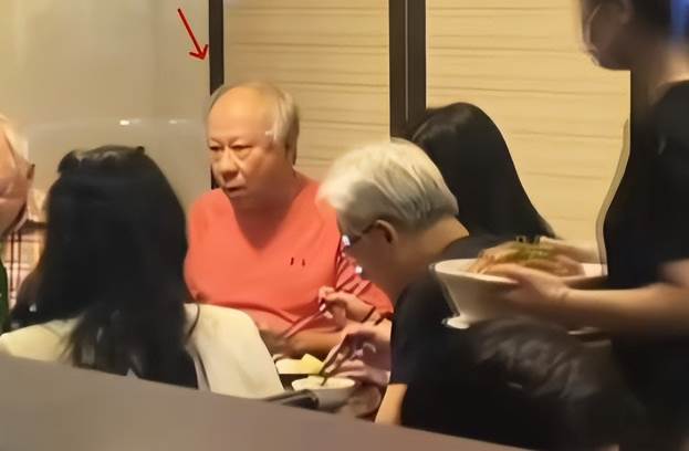 從不用弟弟名氣撈一分錢！黃仁勳親哥在臺北低調度日，看懂了黃仁勳與哥哥的相處細節，才明白什麼是真正的中式親情！