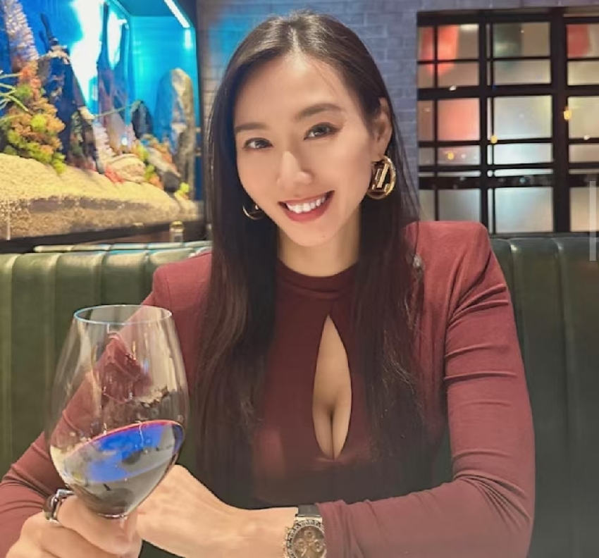 火辣！43歲港失婚女星穿小背心曬澎湃上圍，稱未因太過豐滿失平衡