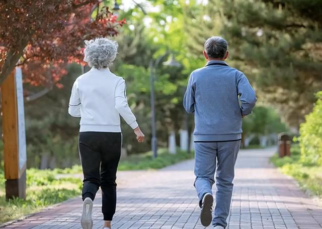 散步6000步錯了？醫生忠告：過了68歲，散步要盡量做到這7點
