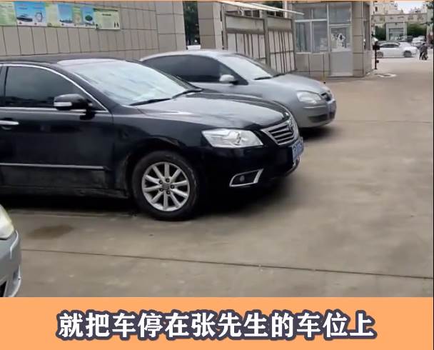 車位長期被佔用！車主無處停車，狂打25通電話無果，忍無可忍終反擊：一管泡沫膠讓你長記性！