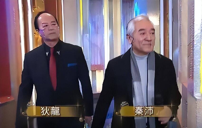 原創             77歲狄龍近照曝光，髮際線移到後腦勺，追了2條街給路人發紅包