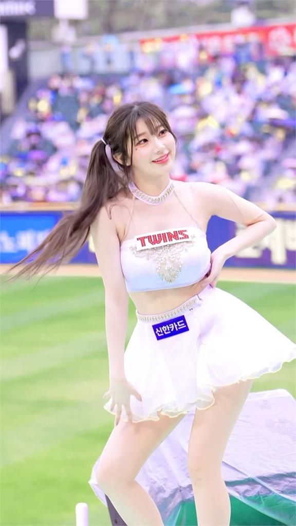 李珠珢返韓「慘淪撐傘小妹」!緊跟學姐「公主變女僕」台網一看不挺了:祝福