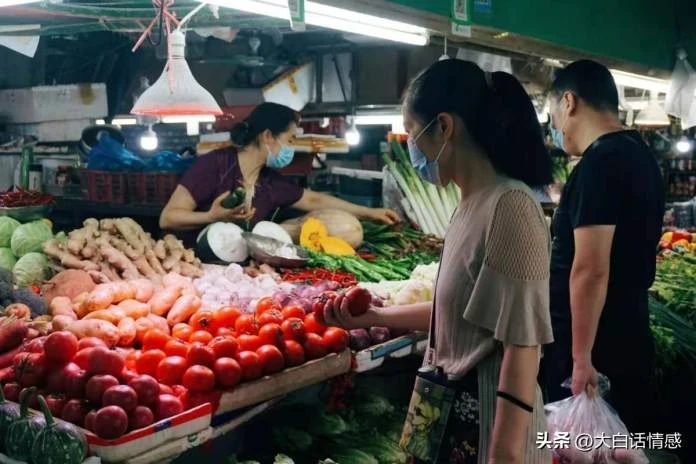 婆家15人常聚餐！ 總是「老公出錢買菜、我出力煮菜」默默承受… 公公生日當天「老公突清醒」讓他們後悔莫及