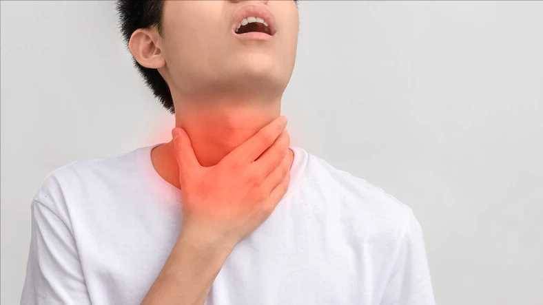 突然魚刺卡喉！千萬「別再吞飯」喝醋了！醫生教你「正確處理方法」避免食管穿孔