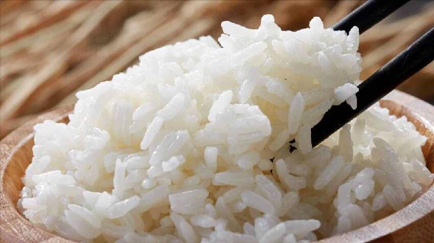 突然魚刺卡喉！千萬「別再吞飯」喝醋了！醫生教你「正確處理方法」避免食管穿孔