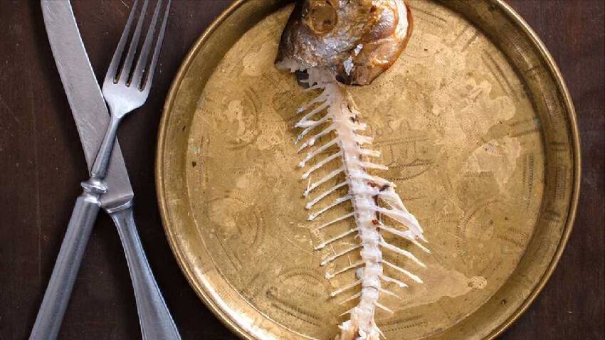 突然魚刺卡喉！千萬「別再吞飯」喝醋了！醫生教你「正確處理方法」避免食管穿孔