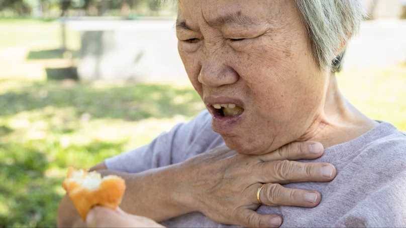 突然魚刺卡喉！千萬「別再吞飯」喝醋了！醫生教你「正確處理方法」避免食管穿孔
