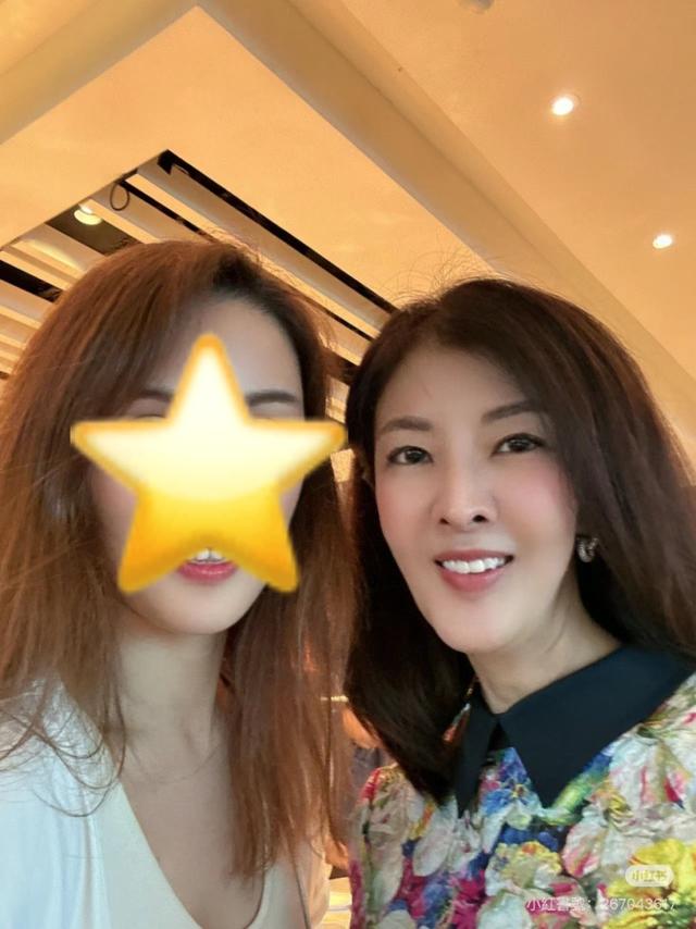 李嘉欣61歲姐姐被偶遇，被嘲臉型太奇怪像42碼鞋底，姐妹皆嫁豪門