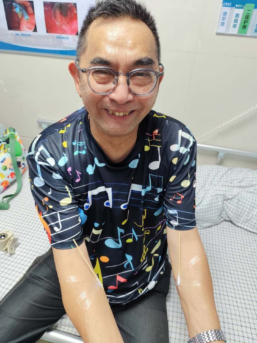 前TVB男星曬病房自拍照，手術后恢復良好，隔天便可辦理出院