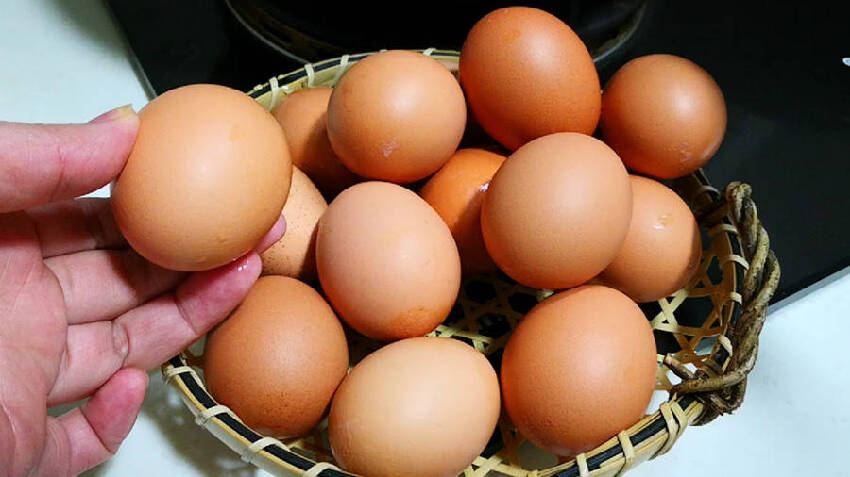 買雞蛋時，選大的還是小的、紅殼還是白殼好？養殖戶說漏了嘴，以後別瞎買了！
