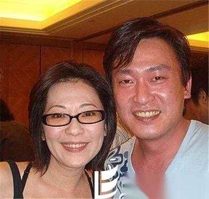 王識賢為娶酒店小姐，斷絕母子關係，妻女遭詛咒，13年後竟然過成了這樣