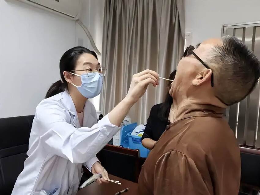 「早晚刷牙」是錯的!醫生提醒:過了50歲,最好改掉「4個刷牙習慣」