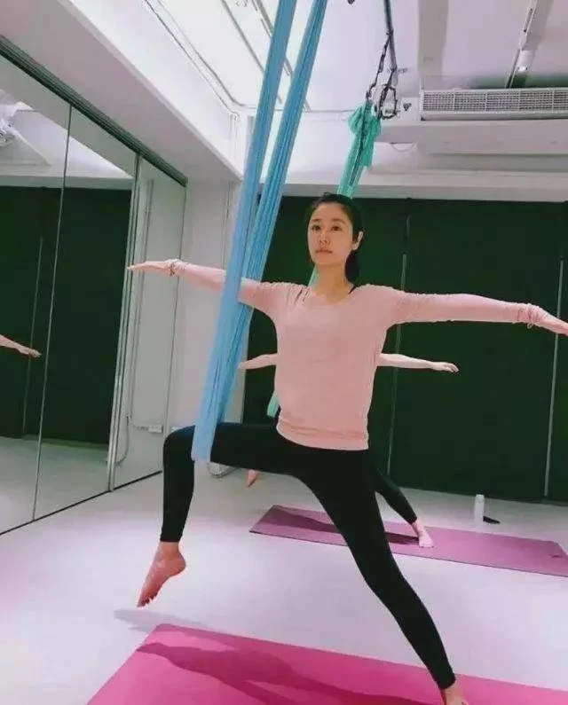 47歲林心如練習「空中瑜伽」，素顏100％曝光！網友：霍建華辛苦了