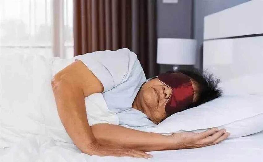 「8小時睡眠論」是錯的！老年人65歲以後，最長壽睡眠時間公布