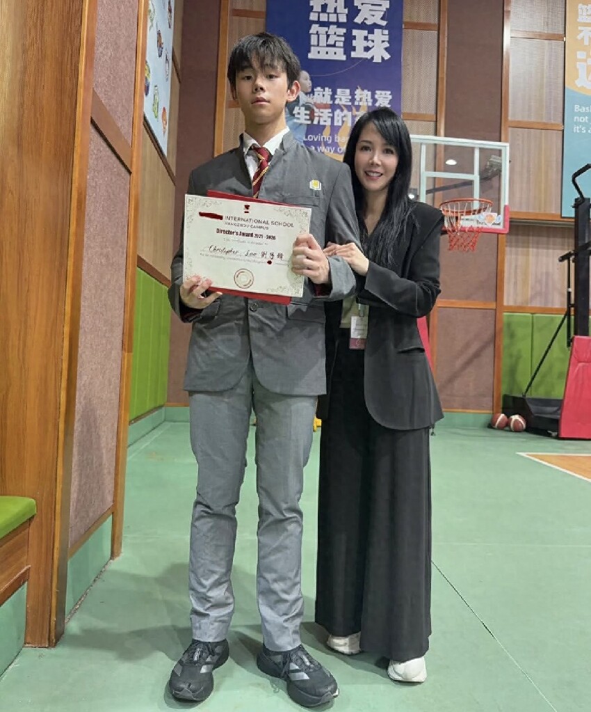 呂麗君罕曬母子合照,16歲劉子峰身高已超過媽媽,長得不像劉鑾雄
