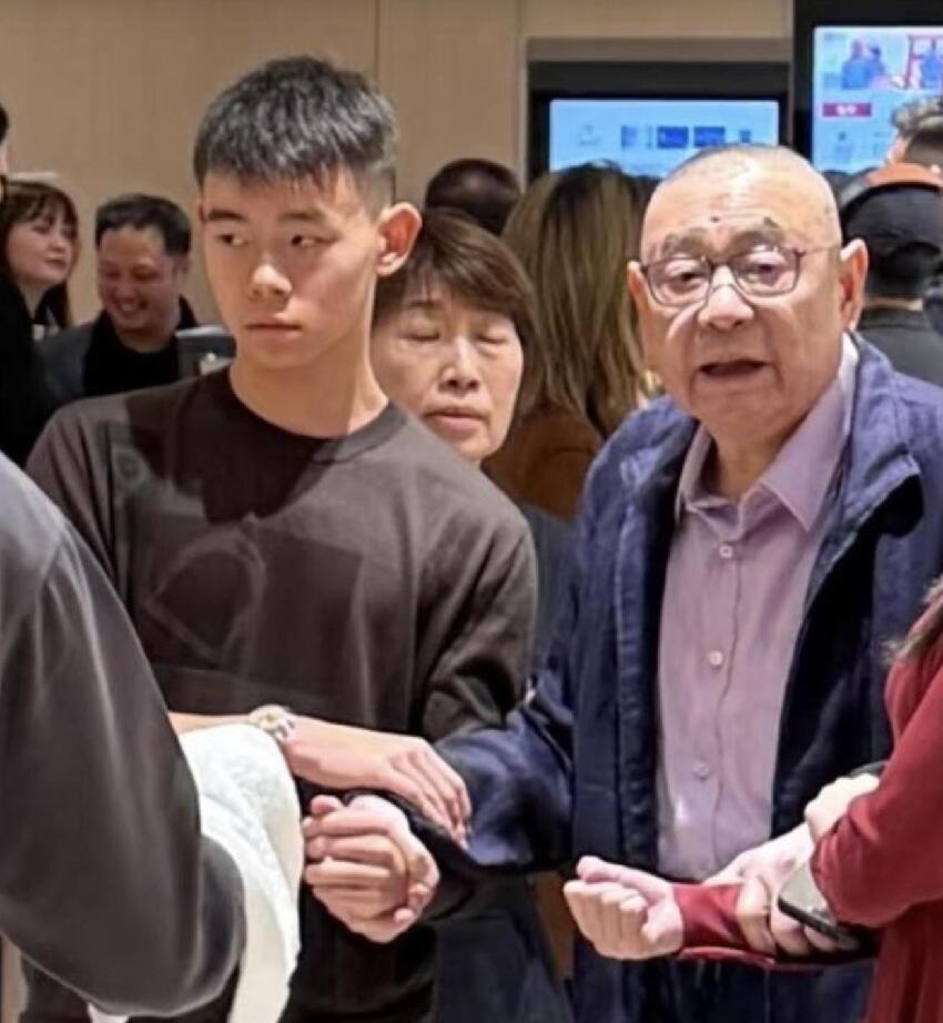 呂麗君罕曬母子合照,16歲劉子峰身高已超過媽媽,長得不像劉鑾雄