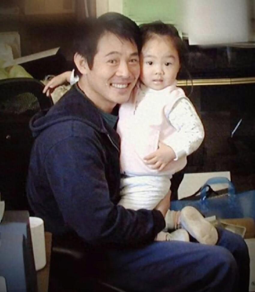 李連杰自曝為母親想生兒子,兩段婚姻生了四個女兒,家族女多男少