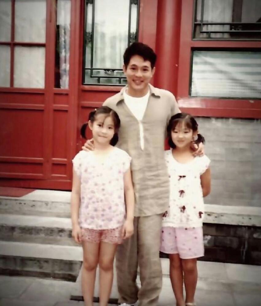 李連杰自曝為母親想生兒子,兩段婚姻生了四個女兒,家族女多男少
