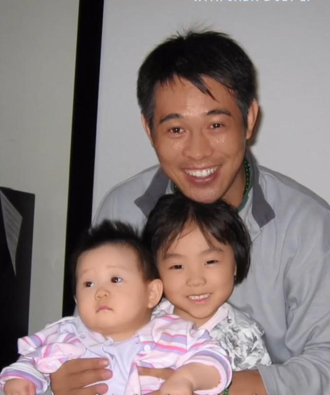 李連杰自曝為母親想生兒子,兩段婚姻生了四個女兒,家族女多男少