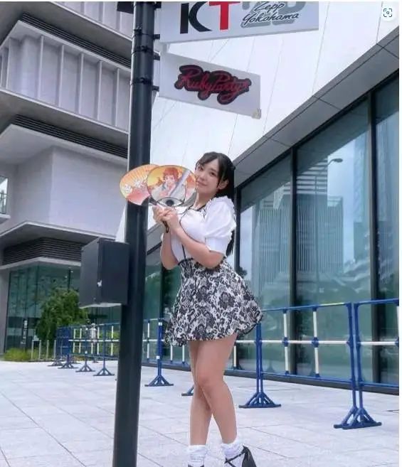 日本一妹子滿分考上公務員卻因太大,被騷擾辭職,最終下海當女演員!