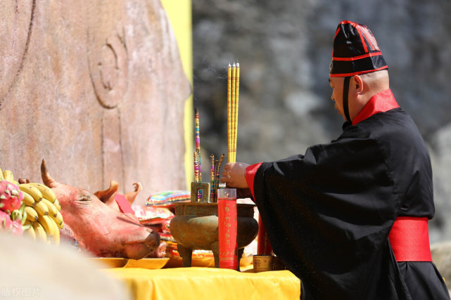 老話說「墳上有洞後代貧，墳旁三物出富人」，是真的嗎