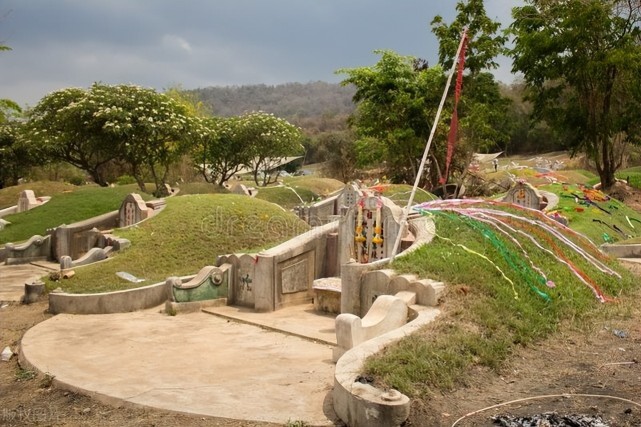 老話說「墳上有洞後代貧，墳旁三物出富人」，是真的嗎