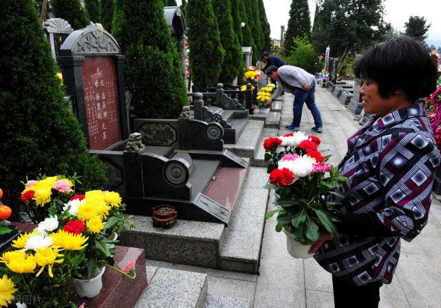 老話說「墳上有洞後代貧，墳旁三物出富人」，是真的嗎