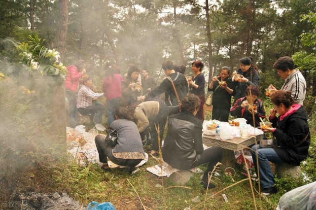 老話說「墳上有洞後代貧，墳旁三物出富人」，是真的嗎