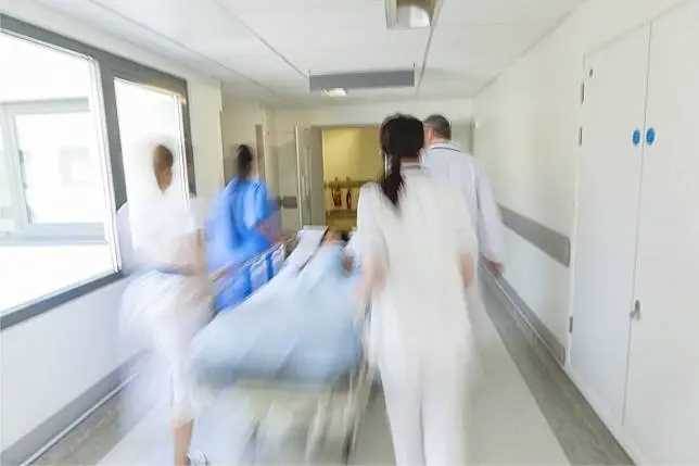 只顧搶救不是孝！重癥醫師揭「婆婆微弱喊我不要」家屬卻堅持　「臨終畫面太揪心」女兒痛哭：媽媽對不起