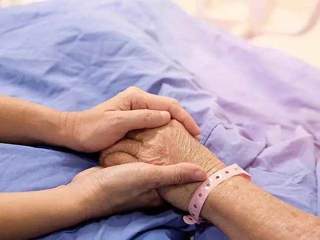 只顧搶救不是孝！重癥醫師揭「婆婆微弱喊我不要」家屬卻堅持　「臨終畫面太揪心」女兒痛哭：媽媽對不起