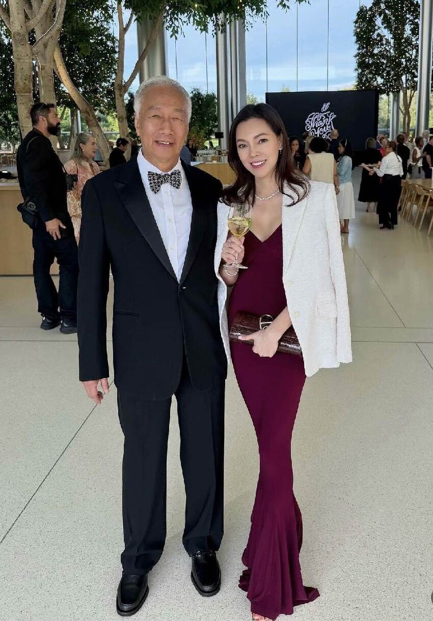 郭董桃色風波後「首度與老婆同框」！曾馨瑩「手握百萬」宣示主權