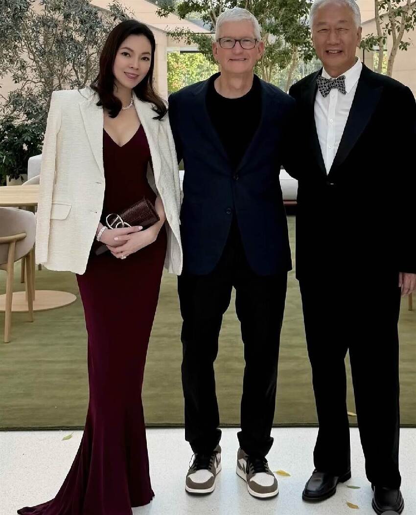 郭董桃色風波後「首度與老婆同框」！曾馨瑩「手握百萬」宣示主權
