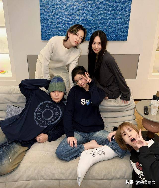 離婚後又出事！42歲陳妍希「坐輪椅被推出門」　工作全面取消「病況粉絲嚇壞」