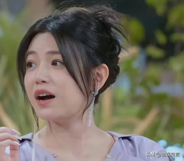 離婚後又出事！42歲陳妍希「坐輪椅被推出門」　工作全面取消「病況粉絲嚇壞」