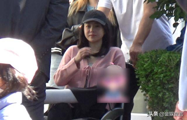 離婚後又出事！42歲陳妍希「坐輪椅被推出門」　工作全面取消「病況粉絲嚇壞」