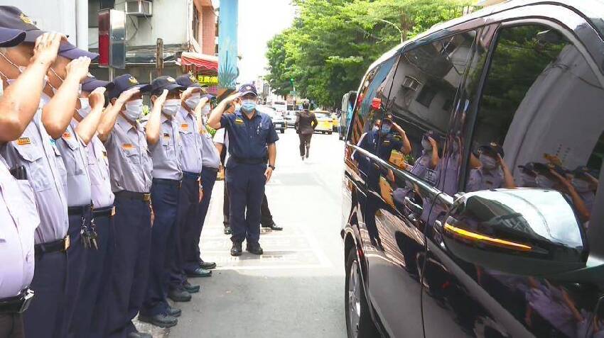 新北21歲警執勤遇劫不到1年就殉職，父母痛哭簽器捐幫助10人重生，3年後父母接通知淚崩：原來孩子還在這個世界上